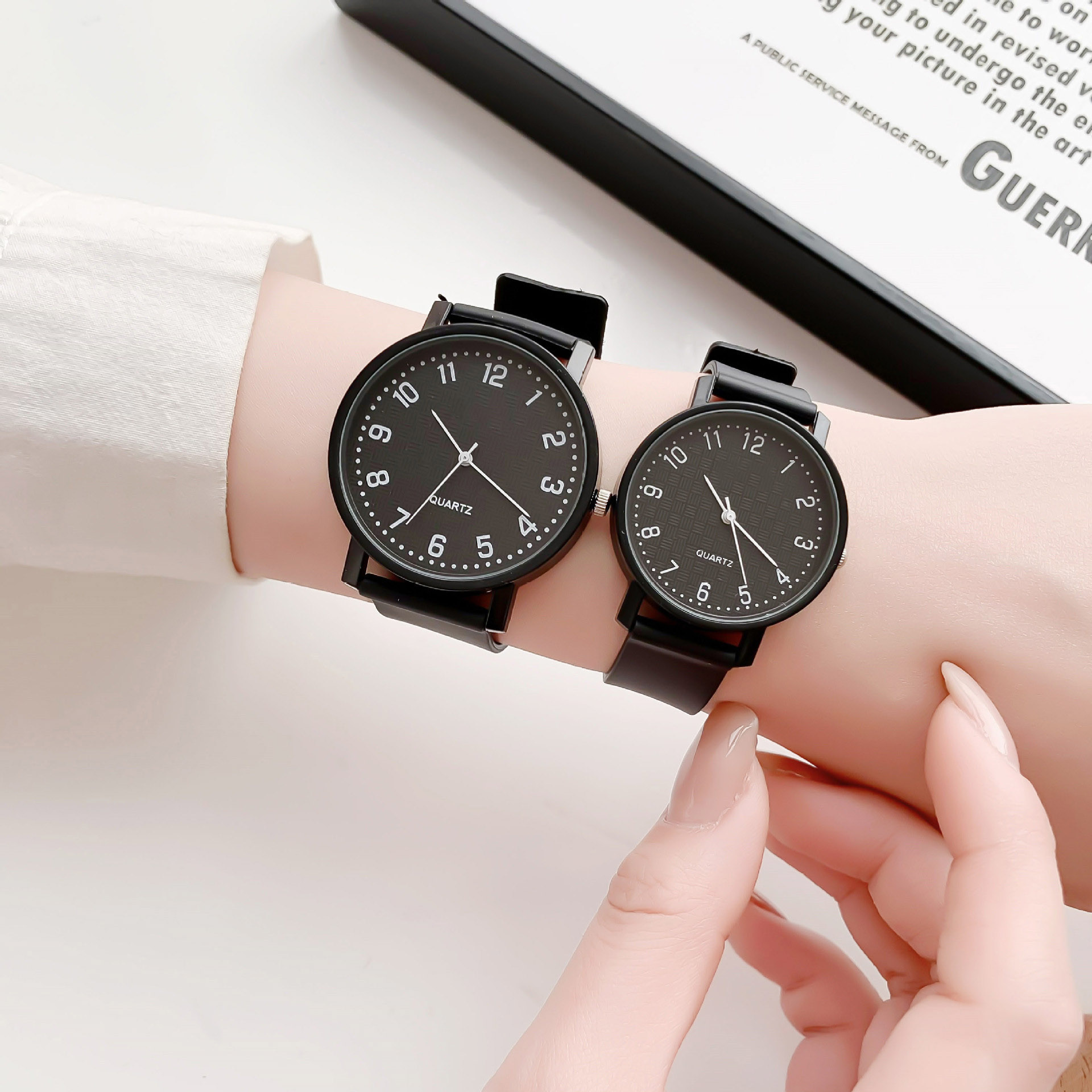 Eenvoudige zwarte horloge quar - Luxury Women'S Watch recensie en prijs